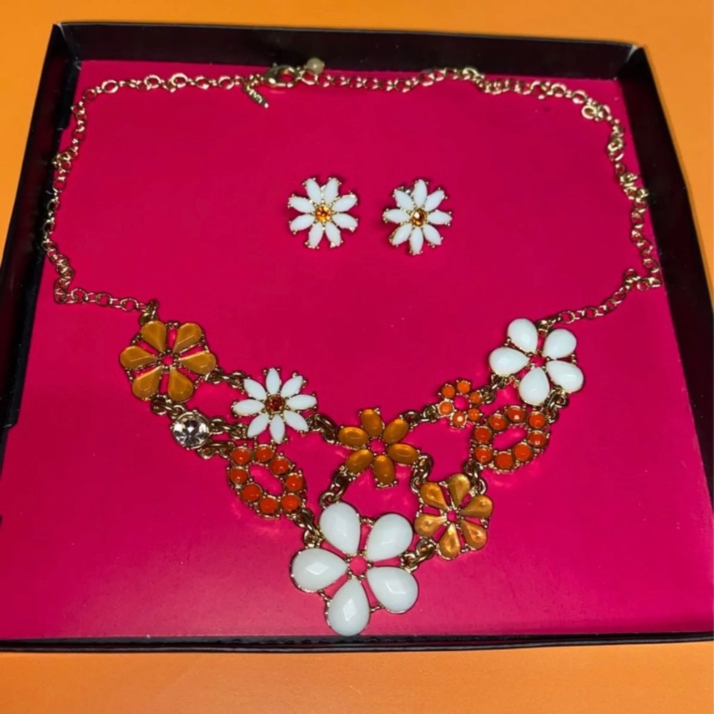 Beautiful necklace and earring gift set